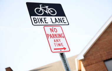 Chicago caddesindeki bisiklet yolu tabelası..