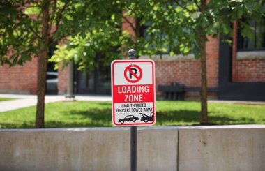 Otoparka giderken imza atın.