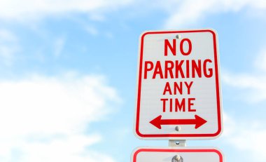 Binanın önünde park levhası yok. Boşluğu kopyala.