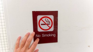 Beyaz arkaplanda beyaz düğmesi olan kırmızı bir düğme