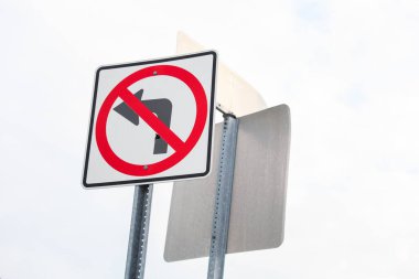Parkta yol tabelası yok.