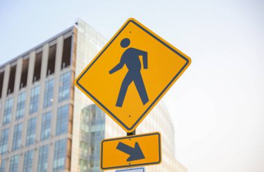 Şehirdeki oklu trafik işareti