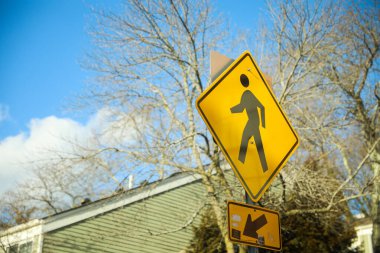 Sonbaharda yaya geçidi tabelası