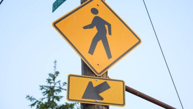 yolda yaya geçidi işaret