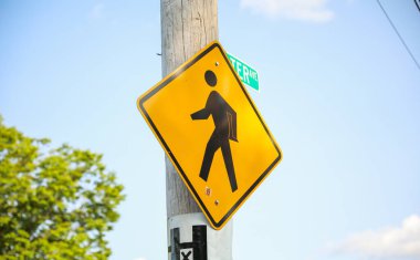 Şehirde yaya geçidi tabelası var.