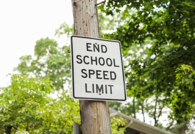 Okul panosunda dur levhası olan yüksek açılı bir resim.