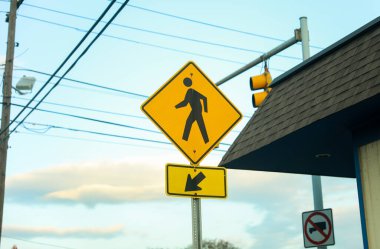 Yolda yaya geçidi işaret