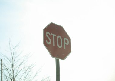 Kelimeli yol tabelası.