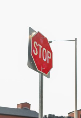 Bir caddede dur işareti