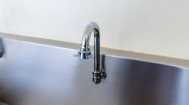 modern krom musluklu lavabo