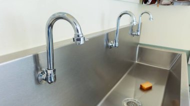 Modern mutfak içi beyaz musluklu.