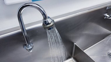 Banyoda akan suyu olan musluk suyu.