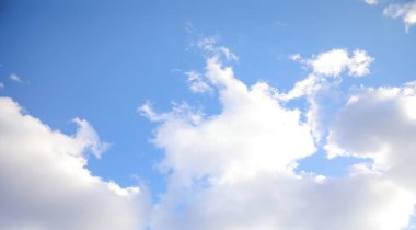 Beyaz bulut ve mavi gökyüzü arkaplanı