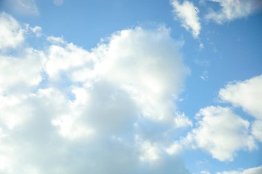 Bulutlar ve mavi gökyüzü