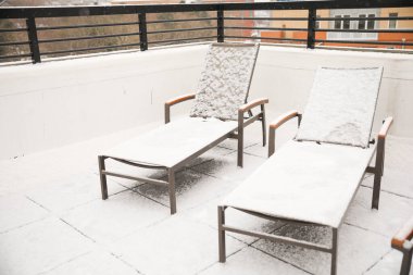 Evin balkonunda iki sandalye..