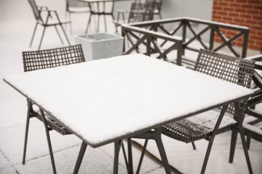 Sandalyeli cafe masası