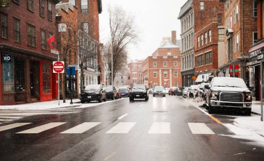 New York şehri kışın sokakları ve arabaları