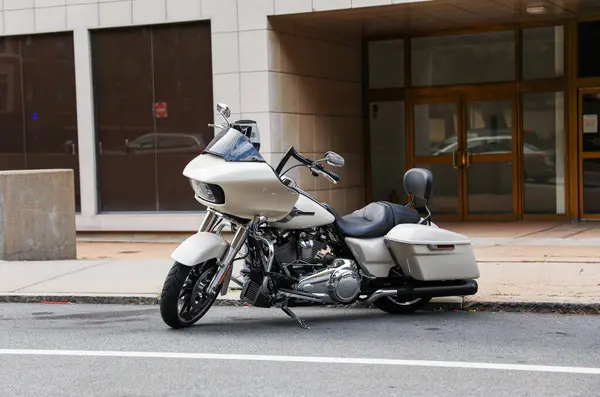 Caddeye park etmiş motosiklet