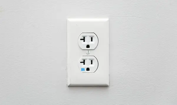 Duvardaki elektrik prizi.