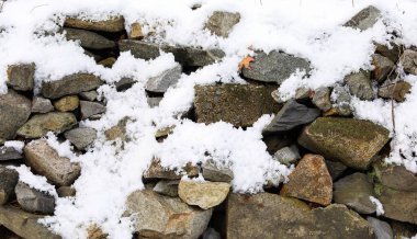 Parkta kar, kış mevsimi