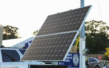 Modern bir binadaki güneş enerjisi panelleri