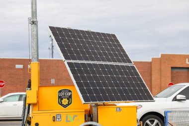 Güneş istasyonundaki güneş enerjisi panelleri.