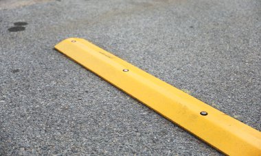 Sarı çengelli iğne yere.