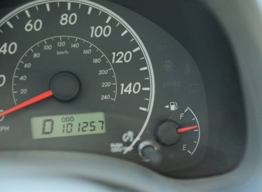 Hız göstergesi olan araba gösterge paneli