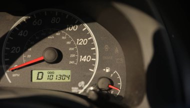 Kapat - arabanın gösterge panelini kapat