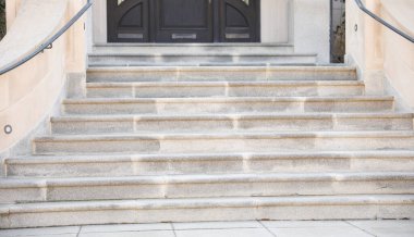 Evin girişindeki merdivenler.