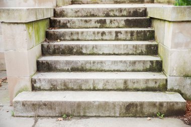 Eski bir binada merdivenler.