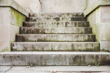 Eski şehirde adımlar.