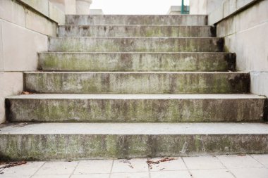 Şehirde basamakları olan merdivenler