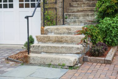 Evdeki merdivenlerde taş basamaklar