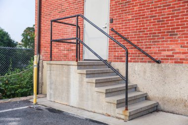 Binaya giden metal merdiven, kırmızı demir bir merdivenle.