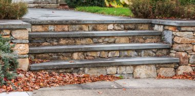 Merdivenlerden eski evin merdivenlerine.