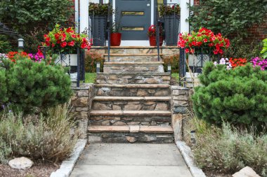 Giriş kapısı ve çiçekler