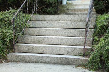 Parktaki merdivenlerin basamakları.