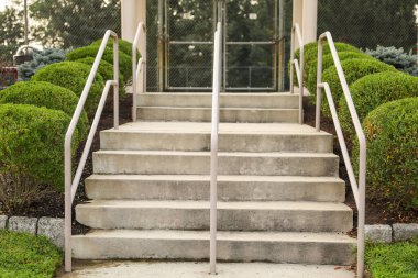 Merdivenler parktaki metal korkuluklara çıkıyor.