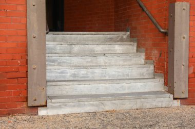 Şehirdeki eski tuğla merdiven.