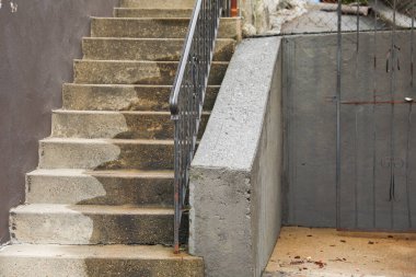 Sokakta beton merdiven var.