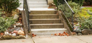 Bahçede basamaklar ve merdivenler