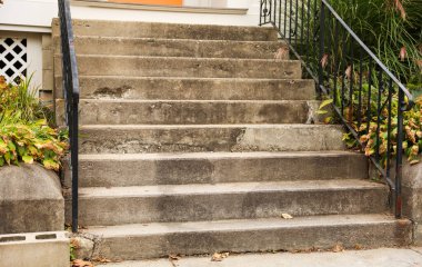 Eski evin merdivenlerine.