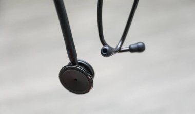 Tahta zemin üzerinde metal bir mikrofonun siyah beyaz fotoğrafı.