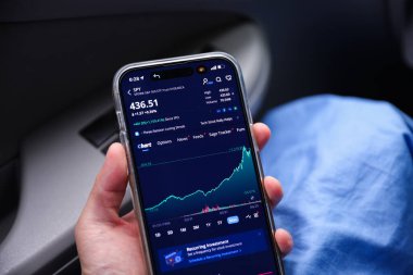 Hong Kong, Çin - Eylül 21, 2 0, 2: Elma uygulaması iphone x akıllı telefonu üzerinde bitcoin kripto para sergileniyor, hisse senedi ticareti