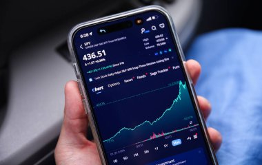 kiev, ukraine - 10 Ocak, 202: Bu fotoğraf borsada, borsada ve borsada akıllı bir telefonu gösteriyor.