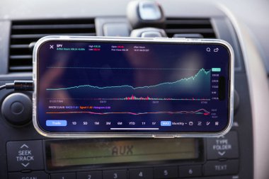 Ekranda akıllı telefon olan arabayı kapat