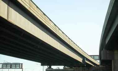 İspanya 'nın Bilbao şehrinde nehir üzerinde köprü