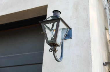 Evin duvarında klasik lamba