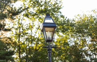 Parkta gün batımında sokak lambası.